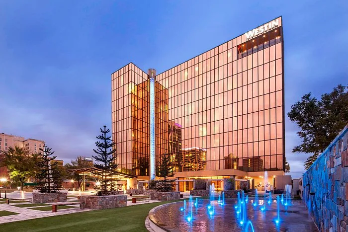 exterior (1) The Westin Chattanooga hotel exterior featuring modern architecture, illuminated water fountains, and landscaped surroundings in Chattanooga, Tennessee.